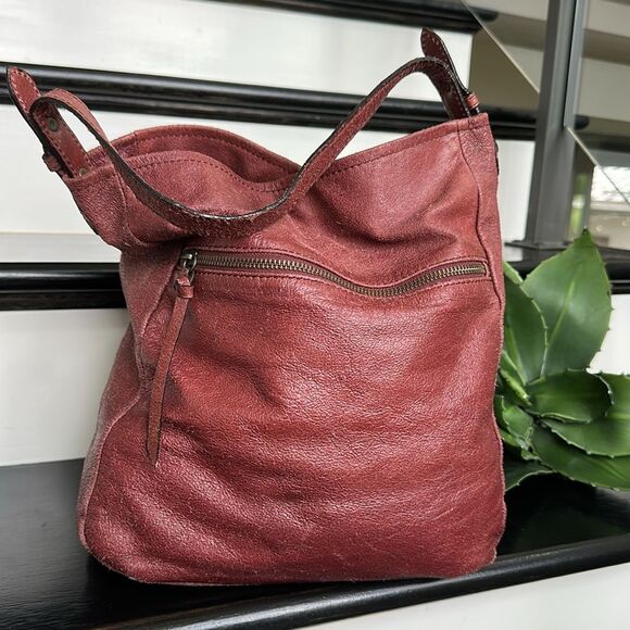 Wilson leather gorgeous, slouchy, bucket, shoulder purse - Picture 4 of 12